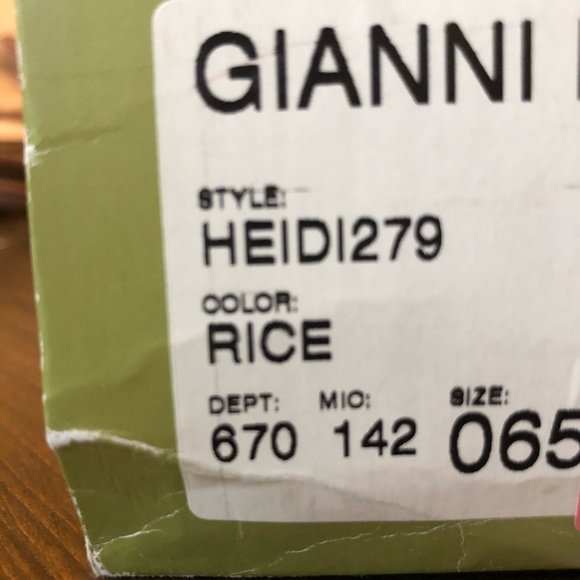 Gianni Bini cream pumps 6.5 - Picture 4 of 4